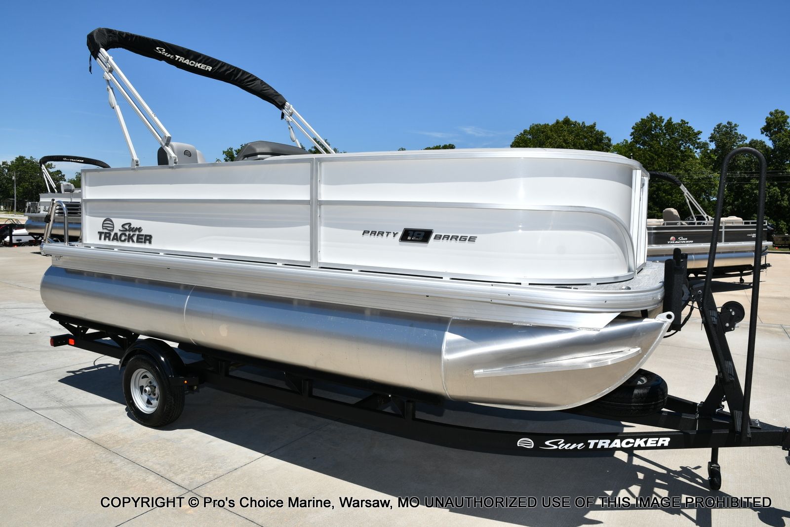 2026 Sun Tracker Party Barge 18 DLX