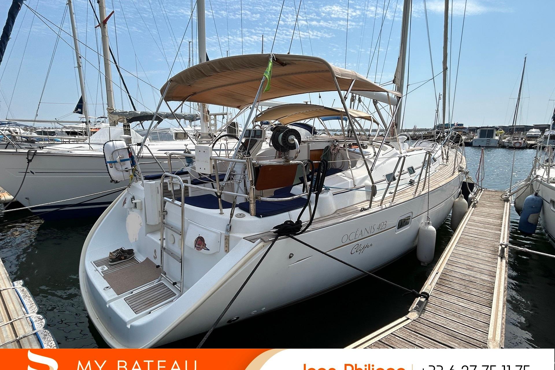 Beneteau Oceanis Clipper 423 2004 Beneteau Oceanis Clipper 423 yacht docked at marina, featuring spacious deck and canopy.