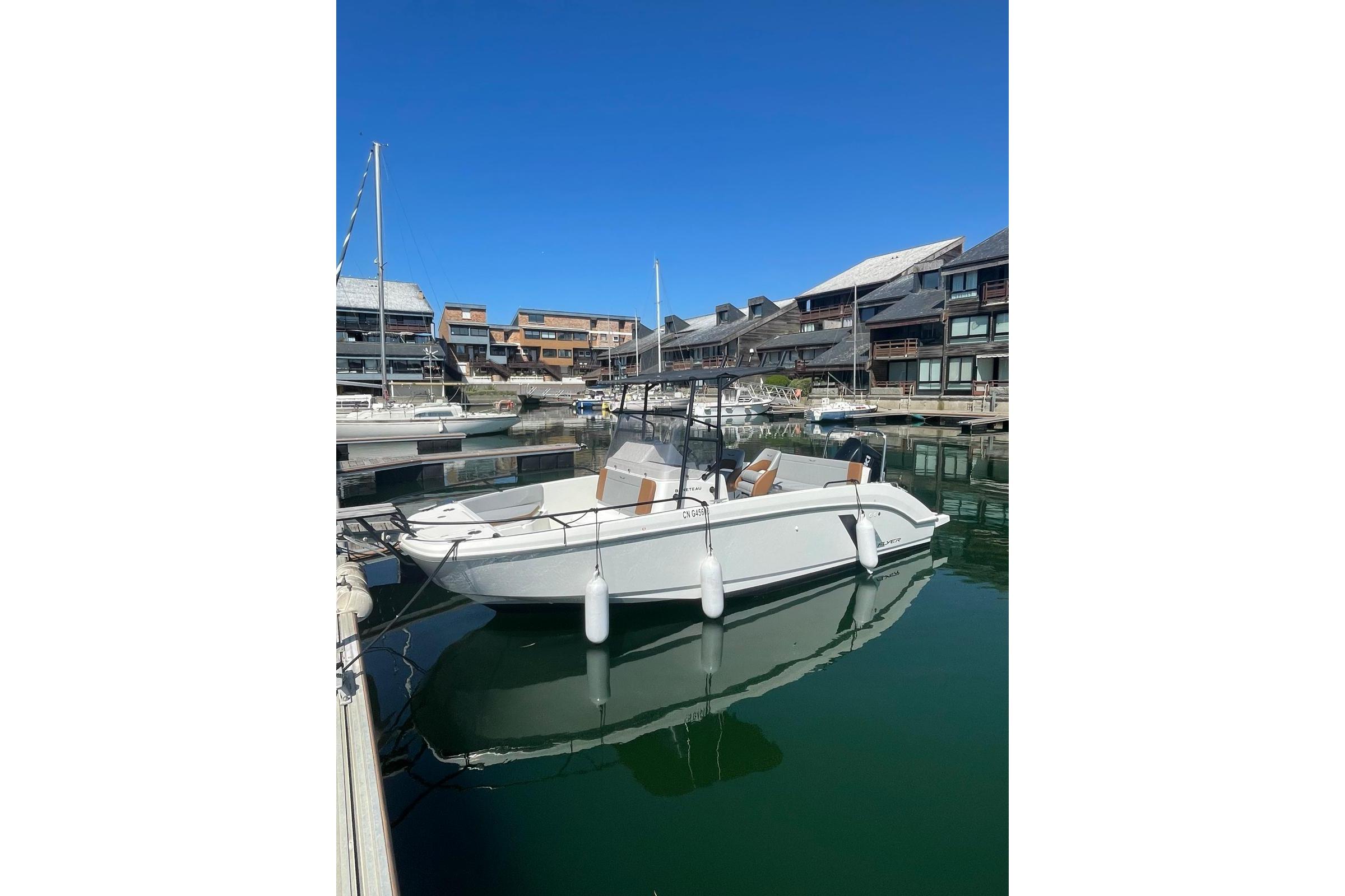Beneteau Flyer 7 SPACEdeck 2021 Beneteau Flyer 7 SPACEdeck boat docked in a marina under clear blue skies.