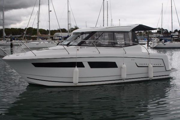 Jeanneau Merry Fisher 855 Side view