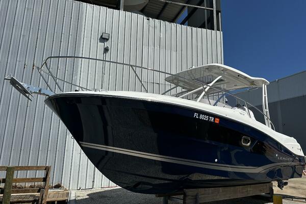 Jeanneau Leader 9.0 WA 2024 Jeanneau Leader 9.0 WA boat with sleek design, docked outdoors.