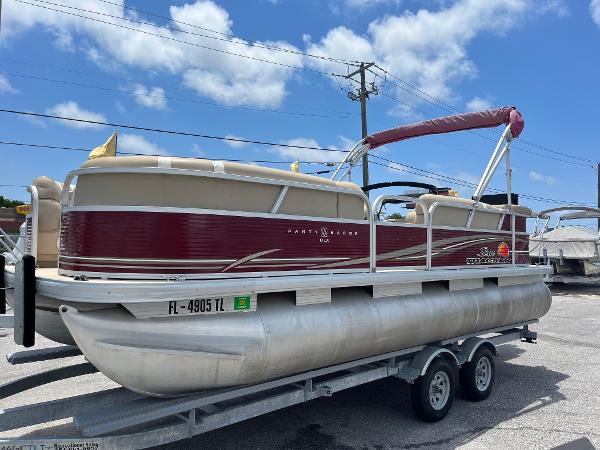 2013 Sun Tracker Party Barge 22 DLX