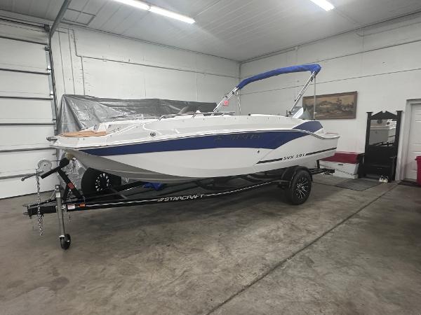 Starcraft SVX 191 2025 Starcraft SVX 191 boat in garage, on trailer, with blue and white design.