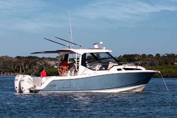 2022 Boston Whaler 325 Conquest