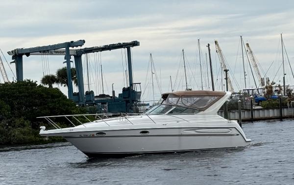 Maxum 3000 SCR 2000 Maxum 3000 SCR boat on water near marina with cranes and sailboats.