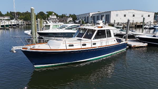 Grand Banks 39 Eastbay SX 2007 Grand Banks 39 Eastbay SX yacht docked in a marina.