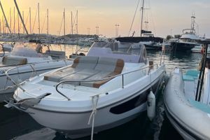 Beneteau Flyer 9 SUNdeck 2024 Beneteau Flyer 9 SUNdeck boat docked at marina during sunset.