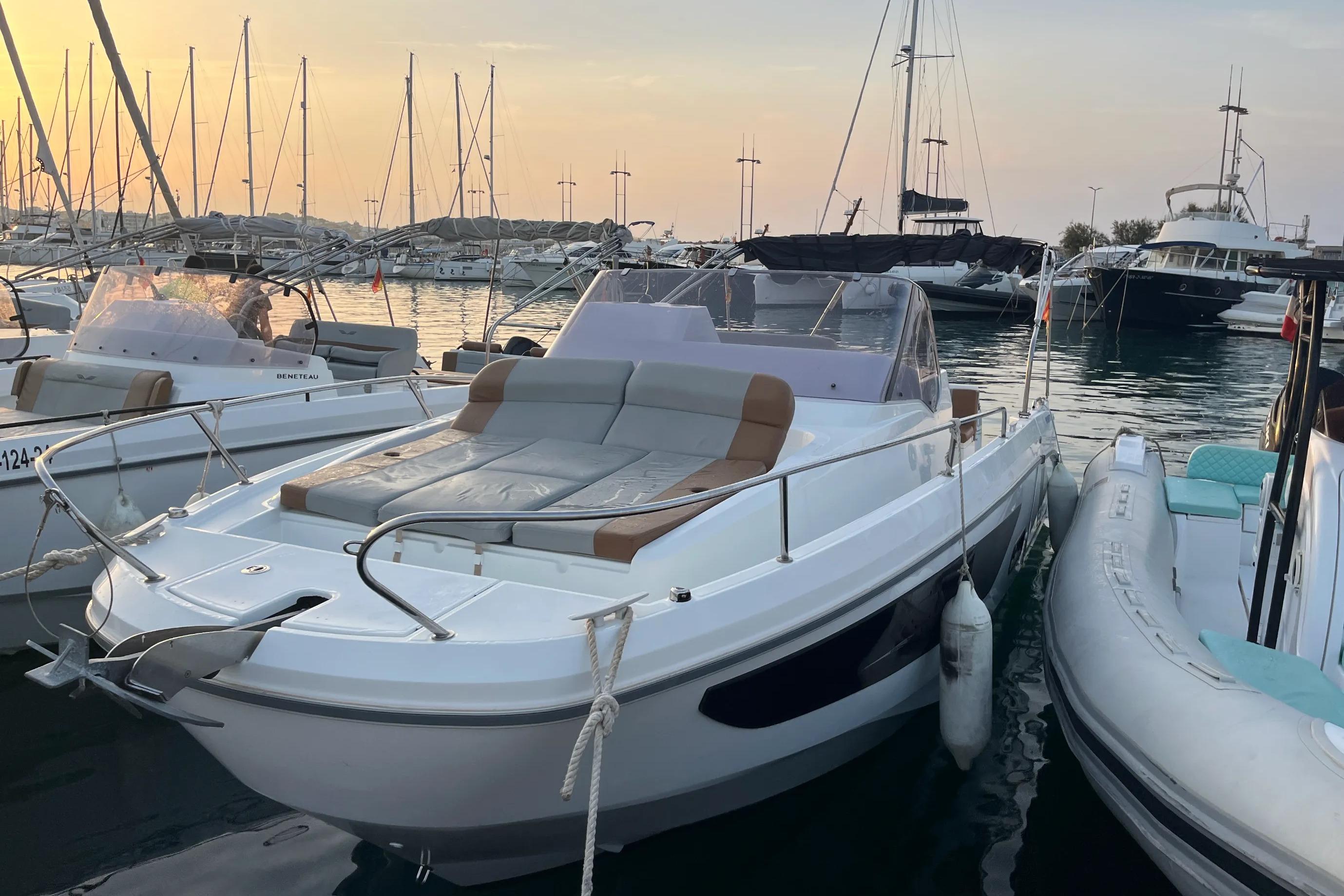 Beneteau Flyer 9 SUNdeck 2024 Beneteau Flyer 9 SUNdeck boat docked at marina during sunset.