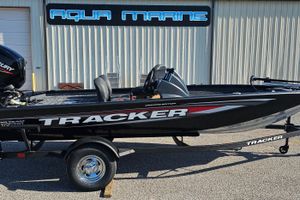 Tracker Pro Team 175 Crappie Edition 2026 Tracker Pro Team 175 Crappie Edition boat at Aqua Marine dealership.