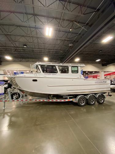 Hewescraft 270 Pacific Explorer ET HT 2025 Hewescraft 270 Pacific Explorer ET HT boat on display indoors.