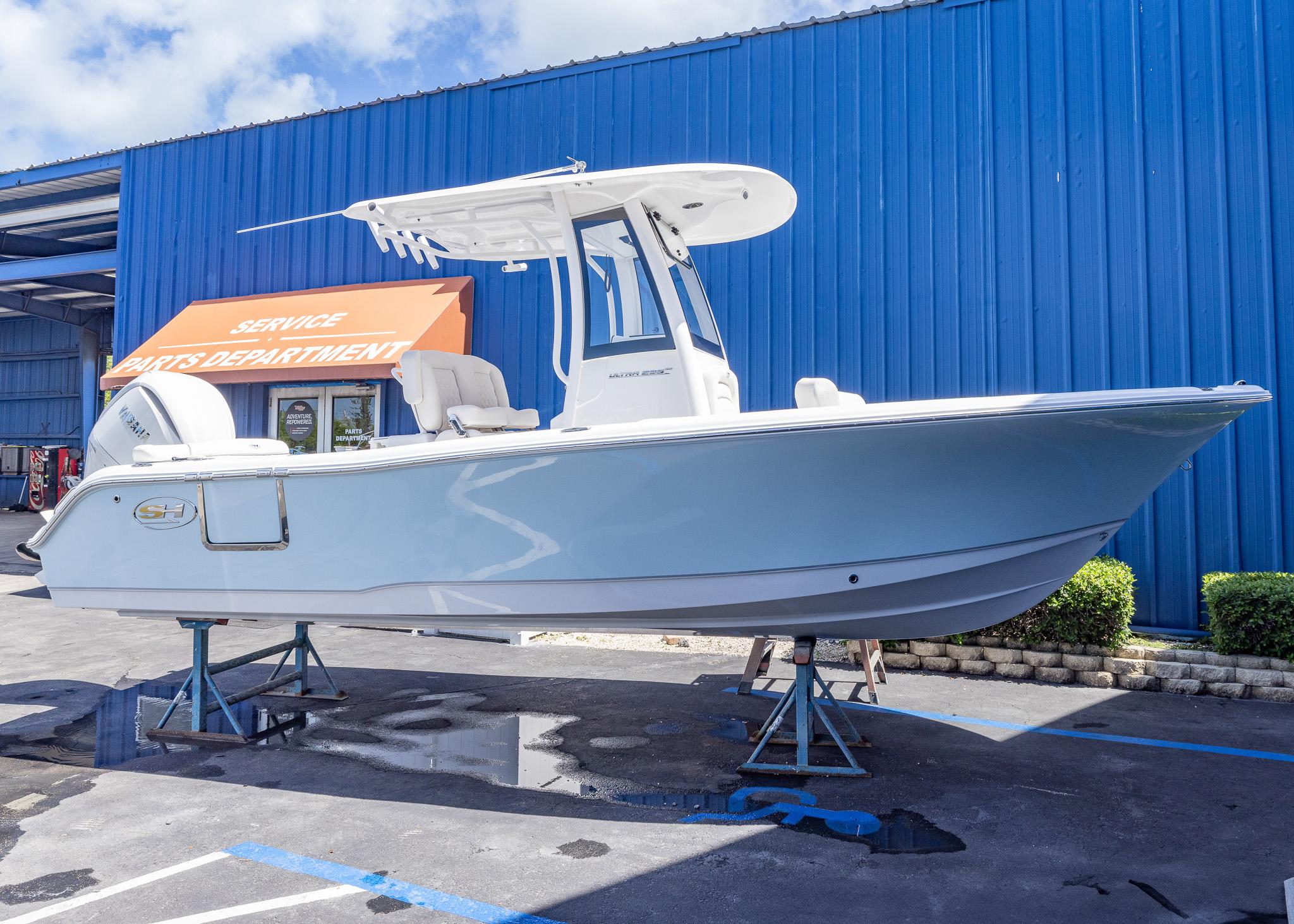 Sea Hunt Ultra 235 SE 2026 Sea Hunt Ultra 235 SE boat displayed at service department.