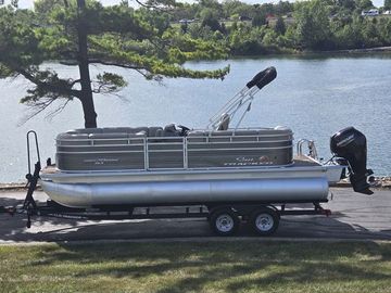 2024 Sun Tracker Party Barge 20 DLX
