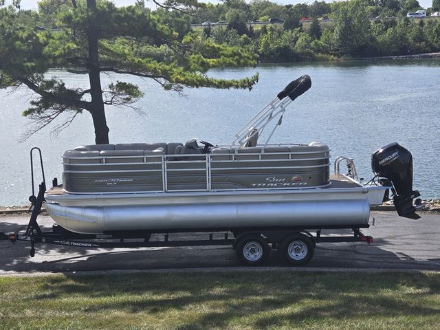 2024 Sun Tracker Party Barge 20 DLX