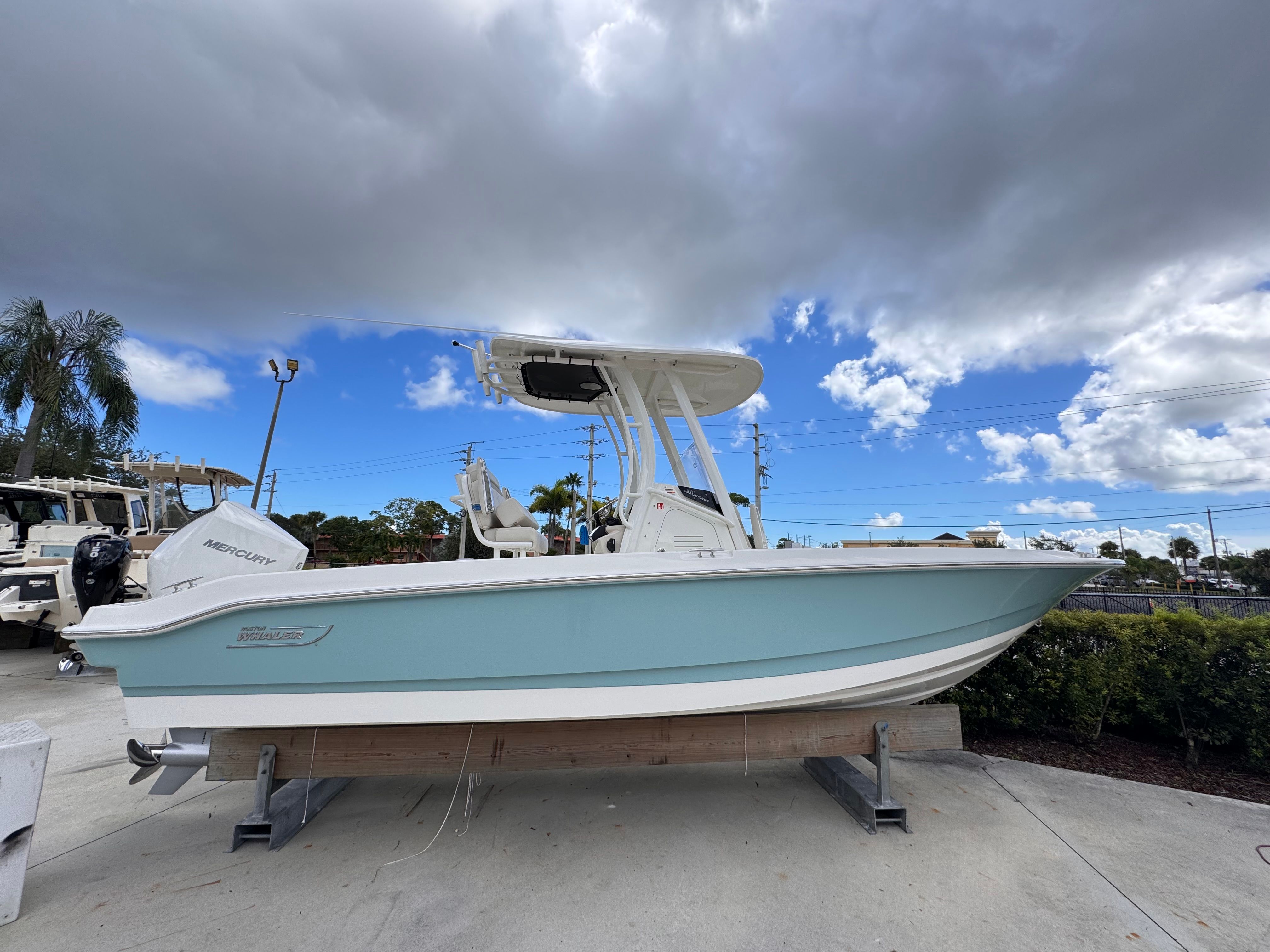 2026 Boston Whaler 220 Dauntless