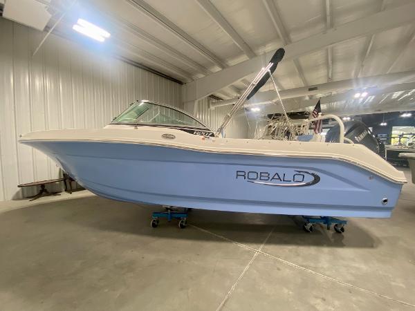 Robalo R207 Dual Console 2024 Robalo R207 Dual Console boat in indoor showroom.