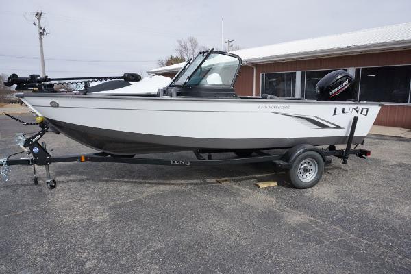 Lund 1775 Adventure Sport 2025 Lund 1775 Adventure Sport fishing boat on trailer.