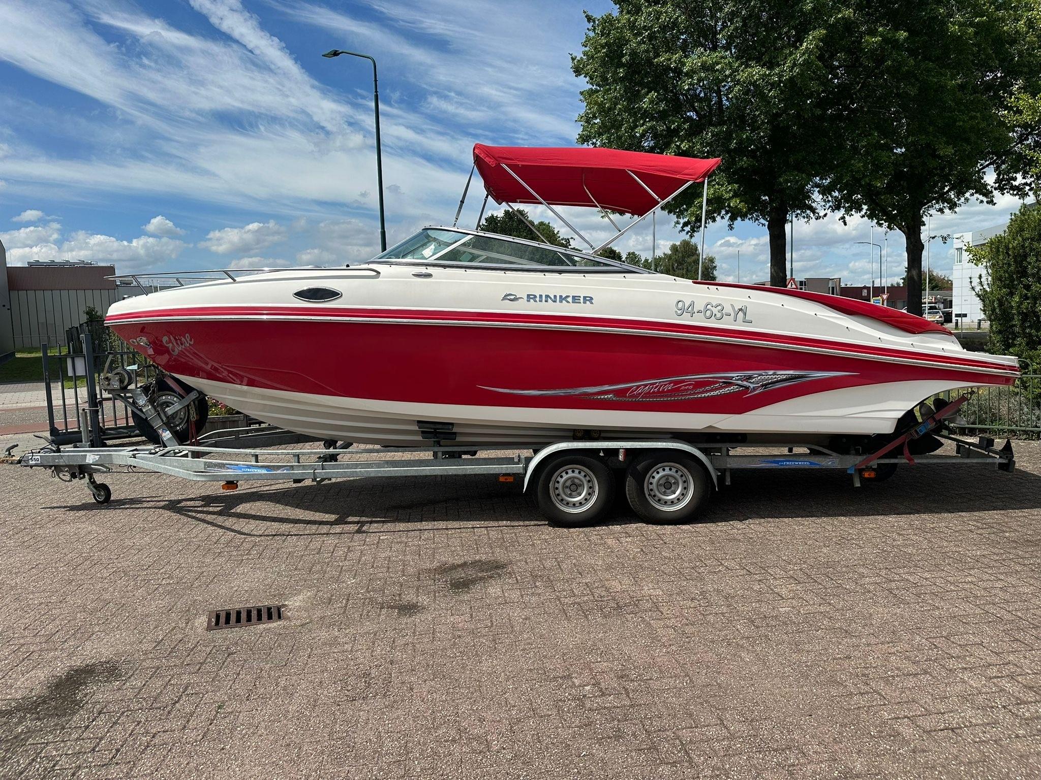 2006 Rinker 246 Captiva Cuddy