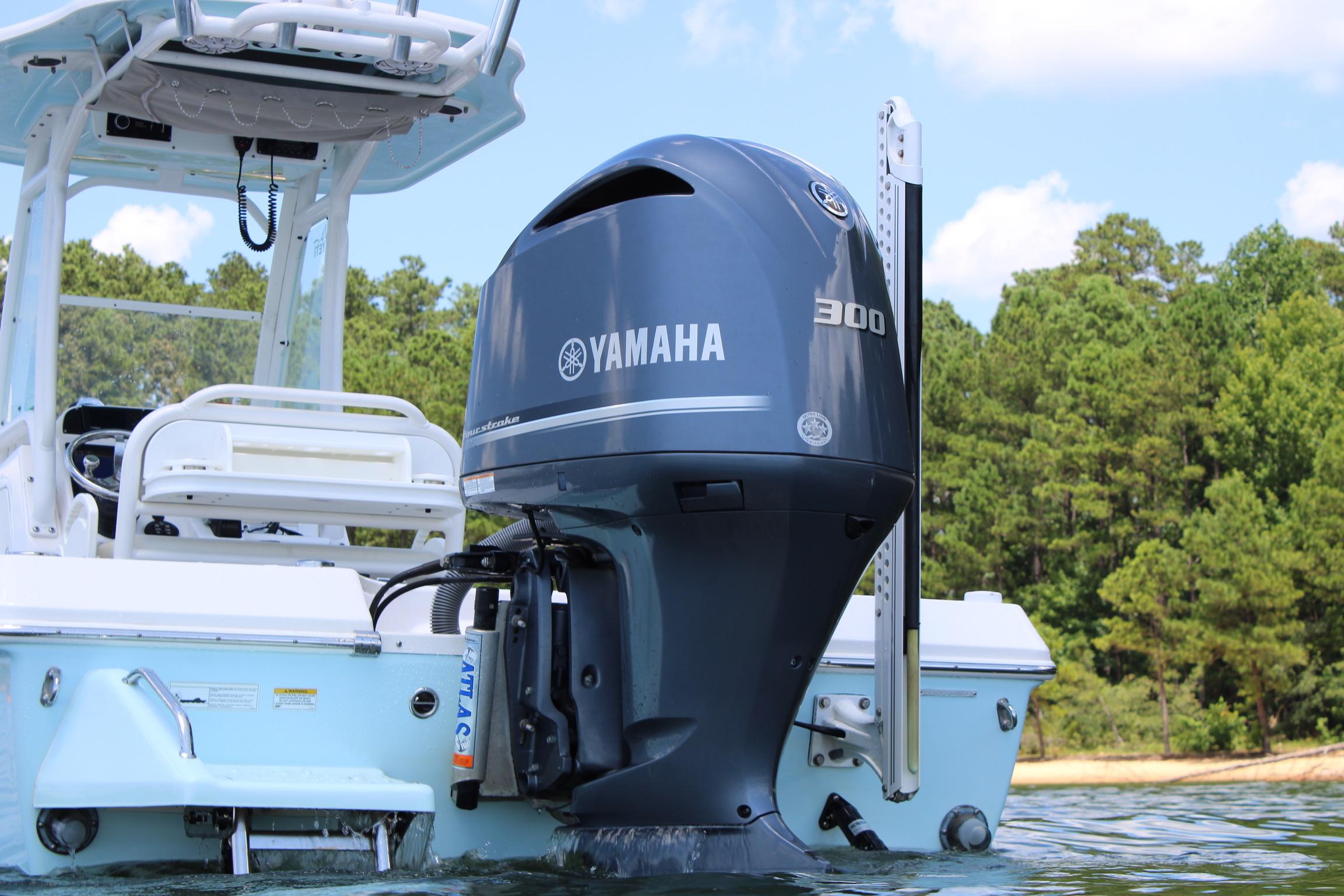 2015 Everglades 243 Center Console