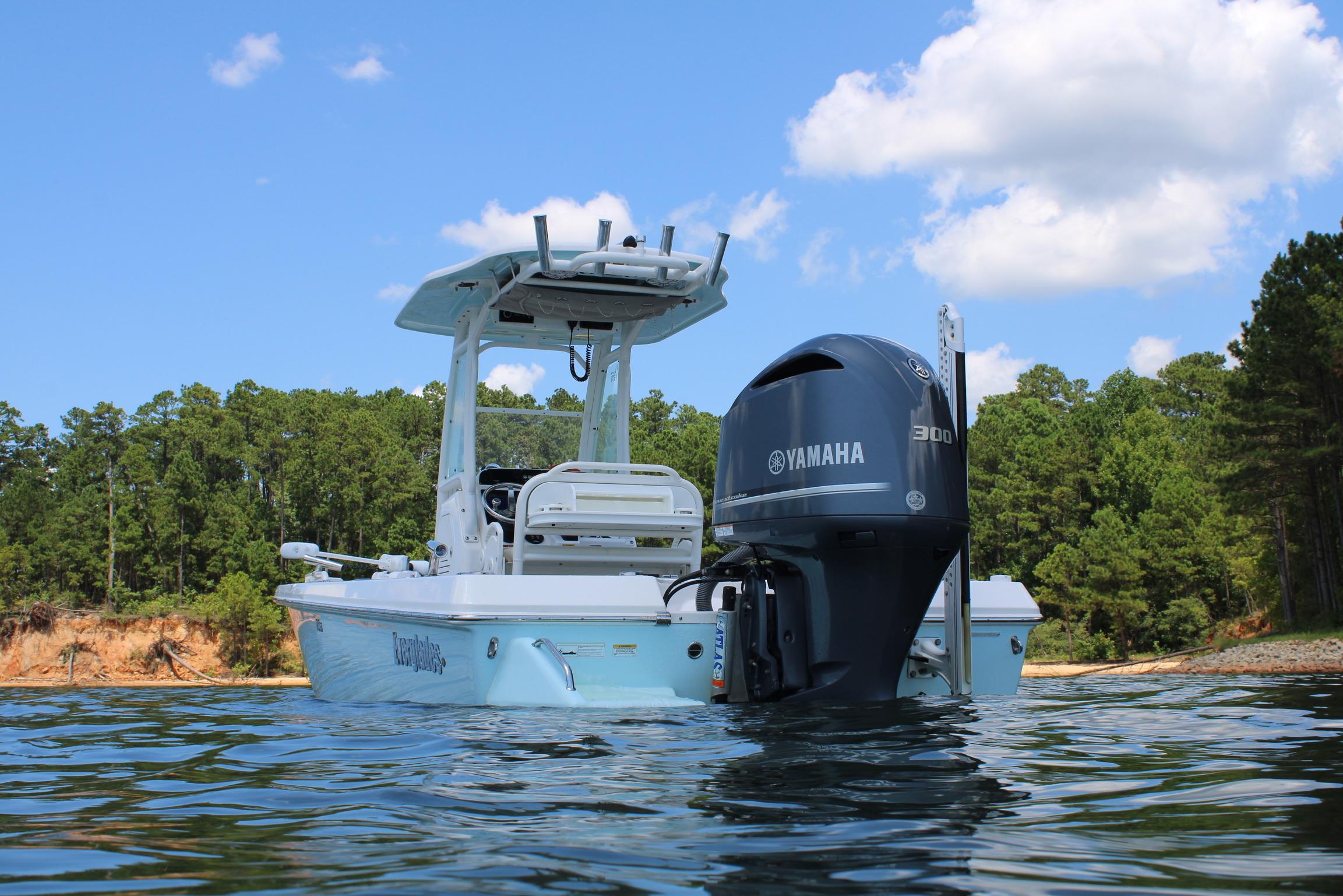 2015 Everglades 243 Center Console