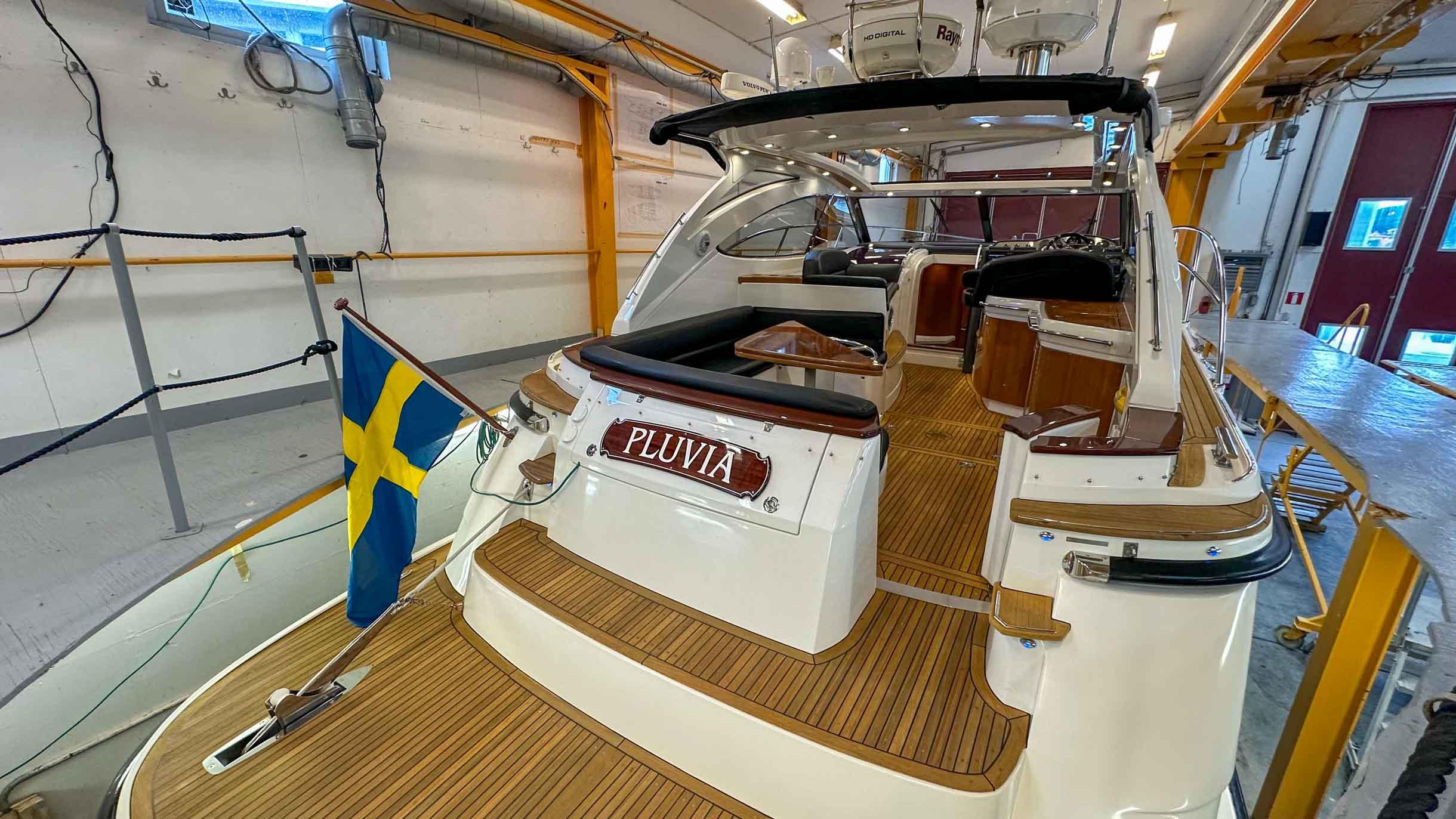 Nord West 430 Sportstop 2012 Nord West 430 Sportstop yacht in a marina, featuring Swedish flag and elegant wood finish.