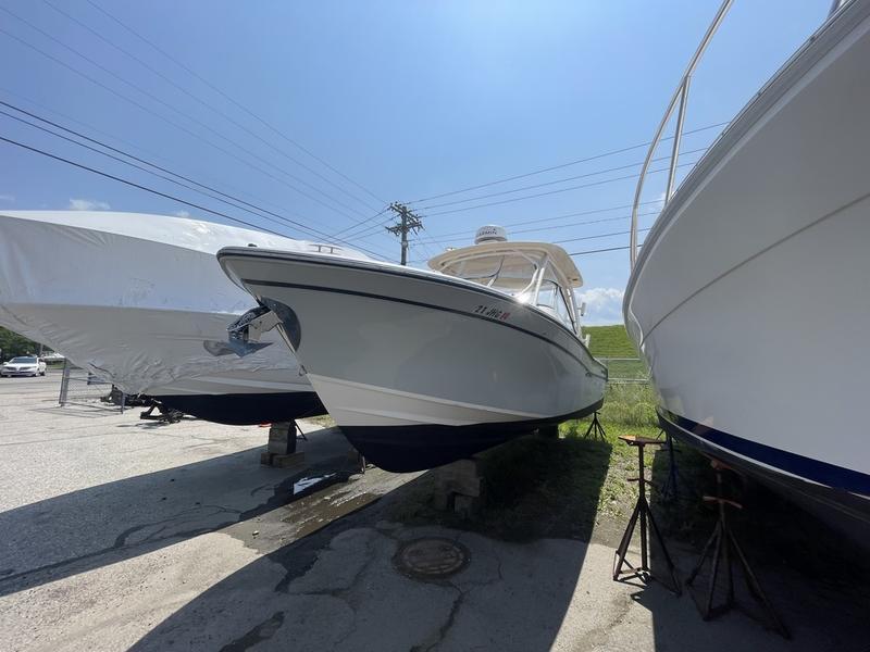 Grady-White 275 Freedom 2018 Grady-White 275 Freedom boat on display in a marina.