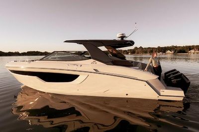 2025 Cruisers Yachts 38 GLS OB
