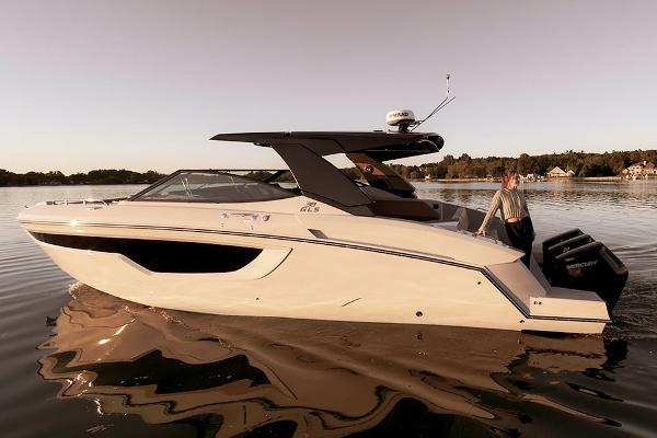 2025 Cruisers Yachts 38 GLS OB