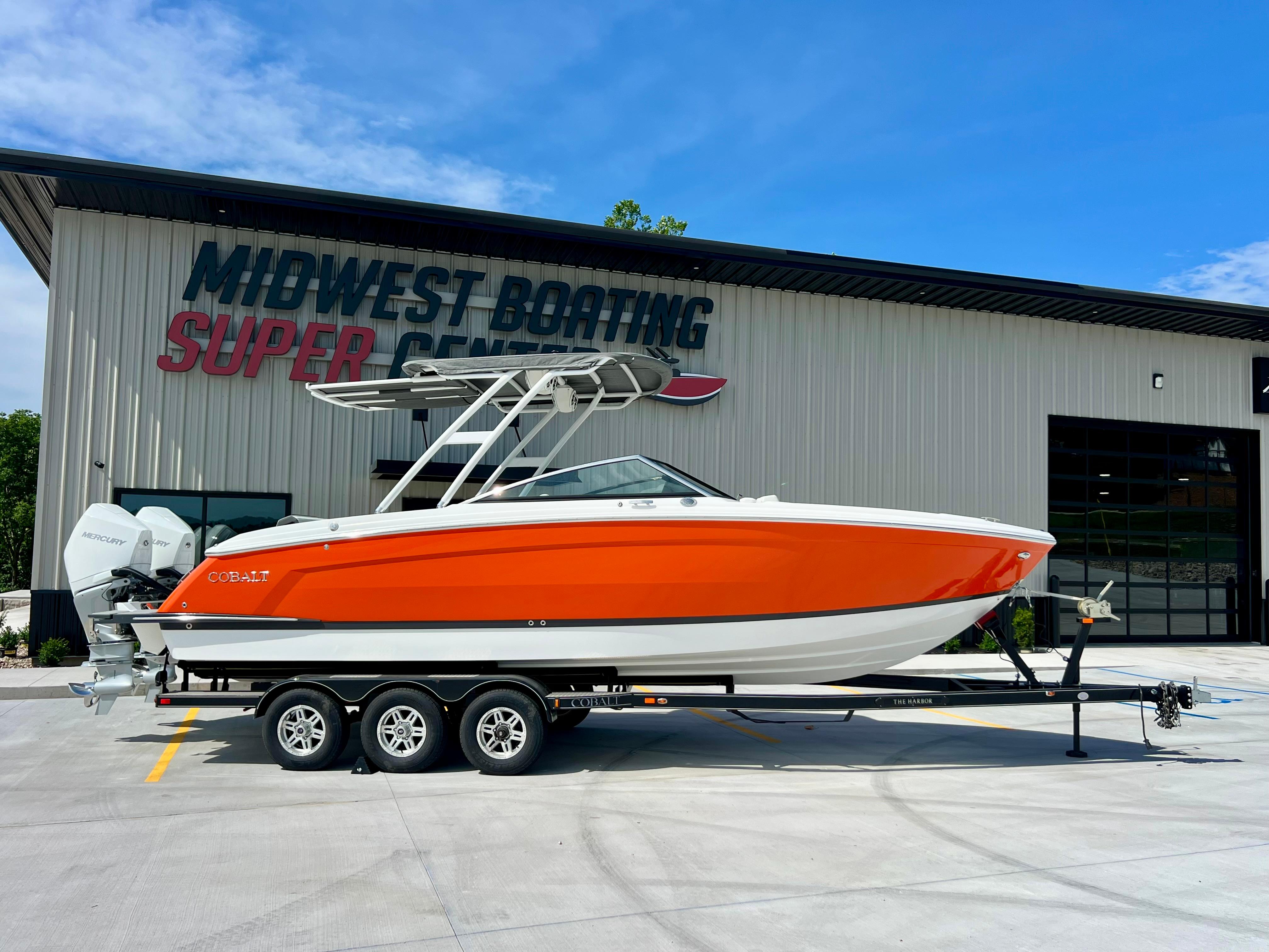 2023 Cobalt R8 Outboard
