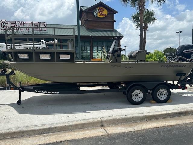 Tracker Grizzly 2072 CC Sportsman Kicker 2025 Tracker Grizzly 2072 CC Sportsman Kicker boat on trailer, parked outside Bass Pro Shops.