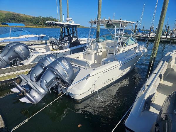 Robalo R265 Walkaround 2005 Robalo R265 Walkaround boat docked with twin Yamaha engines.