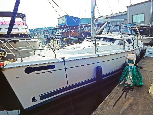 Hunter 44 Deck Salon