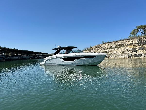 Cruisers Yachts 38 GLS The 2021 Cruisers Yachts 38 GLS!