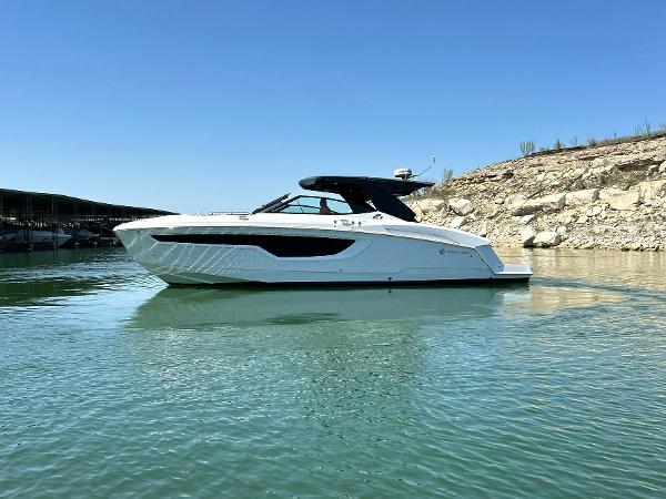 2021 Cruisers Yachts 38 GLS