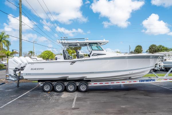 Blackfin 400 CC 2024 Blackfin 400 CC boat on trailer, parked outdoors under blue sky.