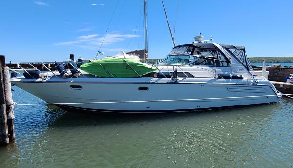 Bayliner 4085 Avanti 1999 Bayliner 4085 Avanti yacht docked in a marina on a sunny day.