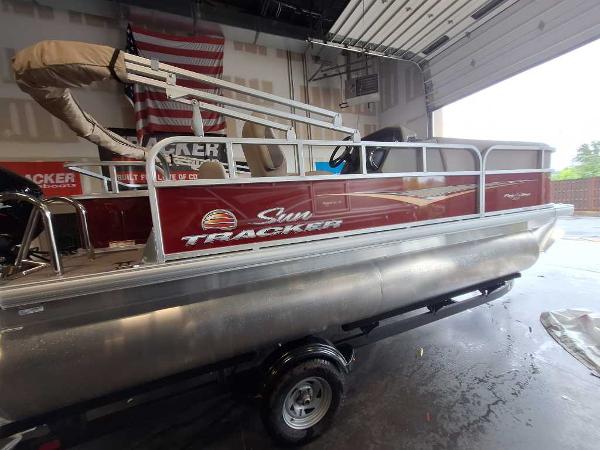 2025 Sun Tracker Party Barge 18 DLX