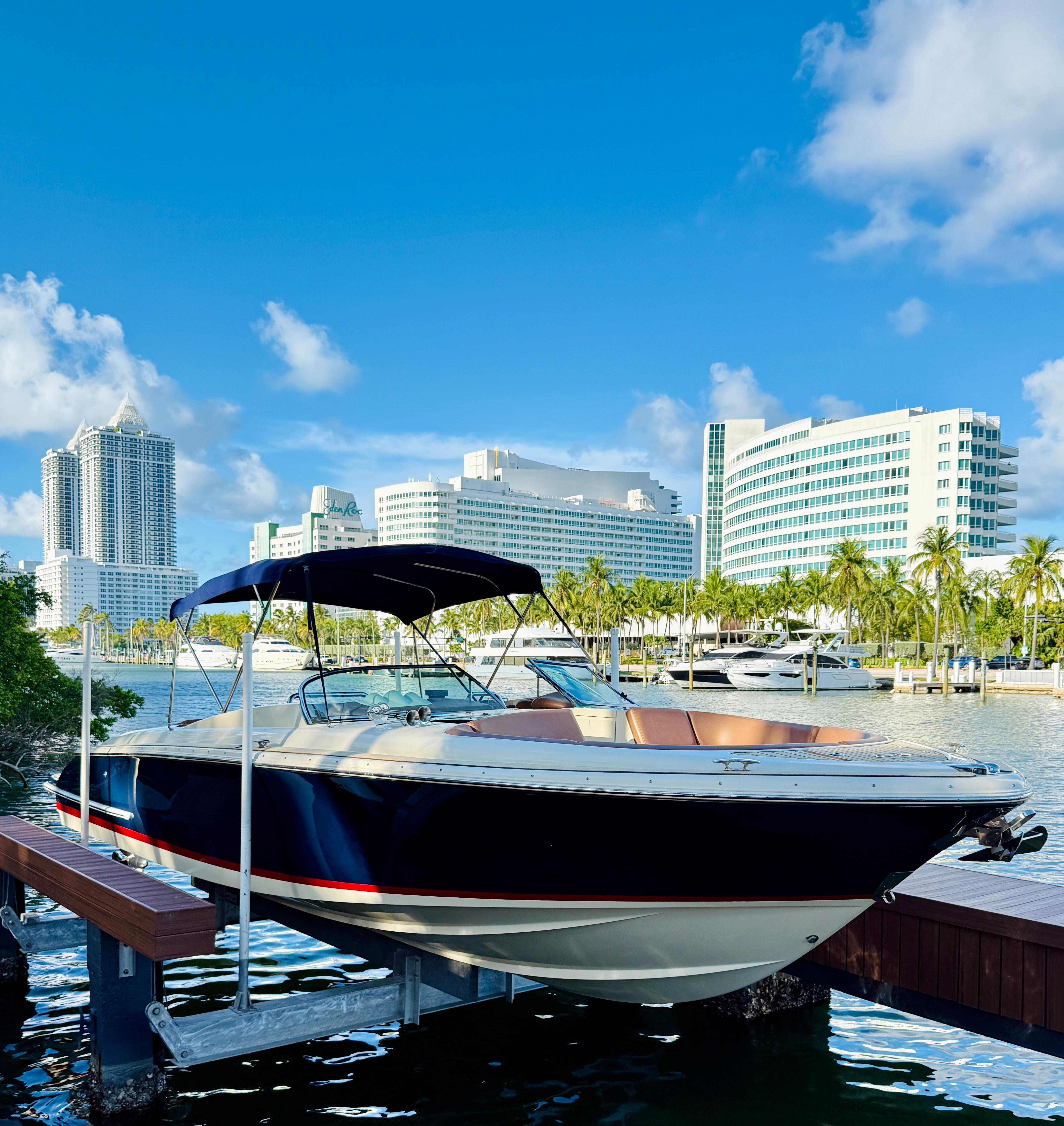 2015 Chris-Craft Launch 32