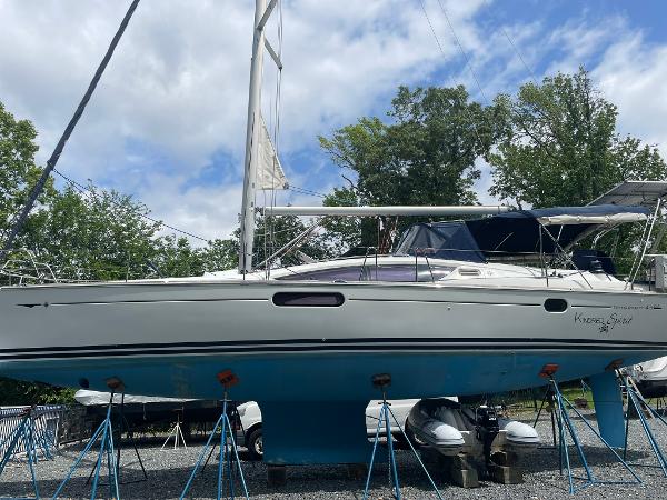 Jeanneau Sun Odyssey 45 DS 2008 Jeanneau Sun Odyssey 45 DS sailboat on stands, outdoors, with trees in the background.