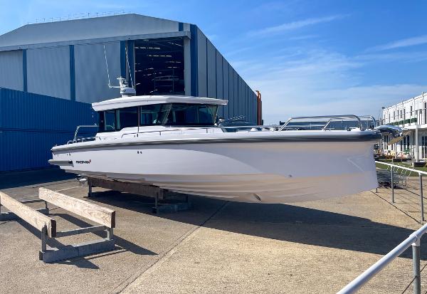 2024 Axopar 37XC CROSS CABIN