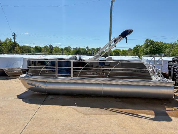 Trifecta 22 UL LE T 2.75 2025 Trifecta 22 UL LE T 2.75 pontoon boat on display outdoors.
