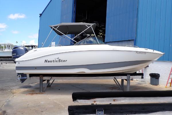 2021 NauticStar 223 DC