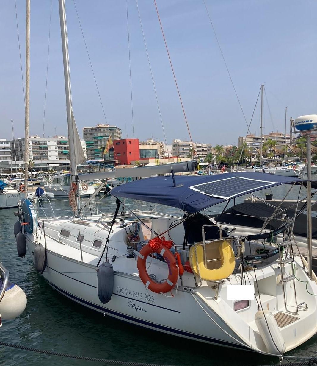 Beneteau Oceanis Clipper 323 2005 Beneteau Oceanis Clipper 323 sailboat docked in a marina, sunny day.
