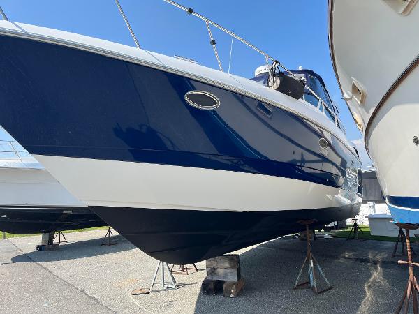 2004 Cruisers Yachts 370 Express