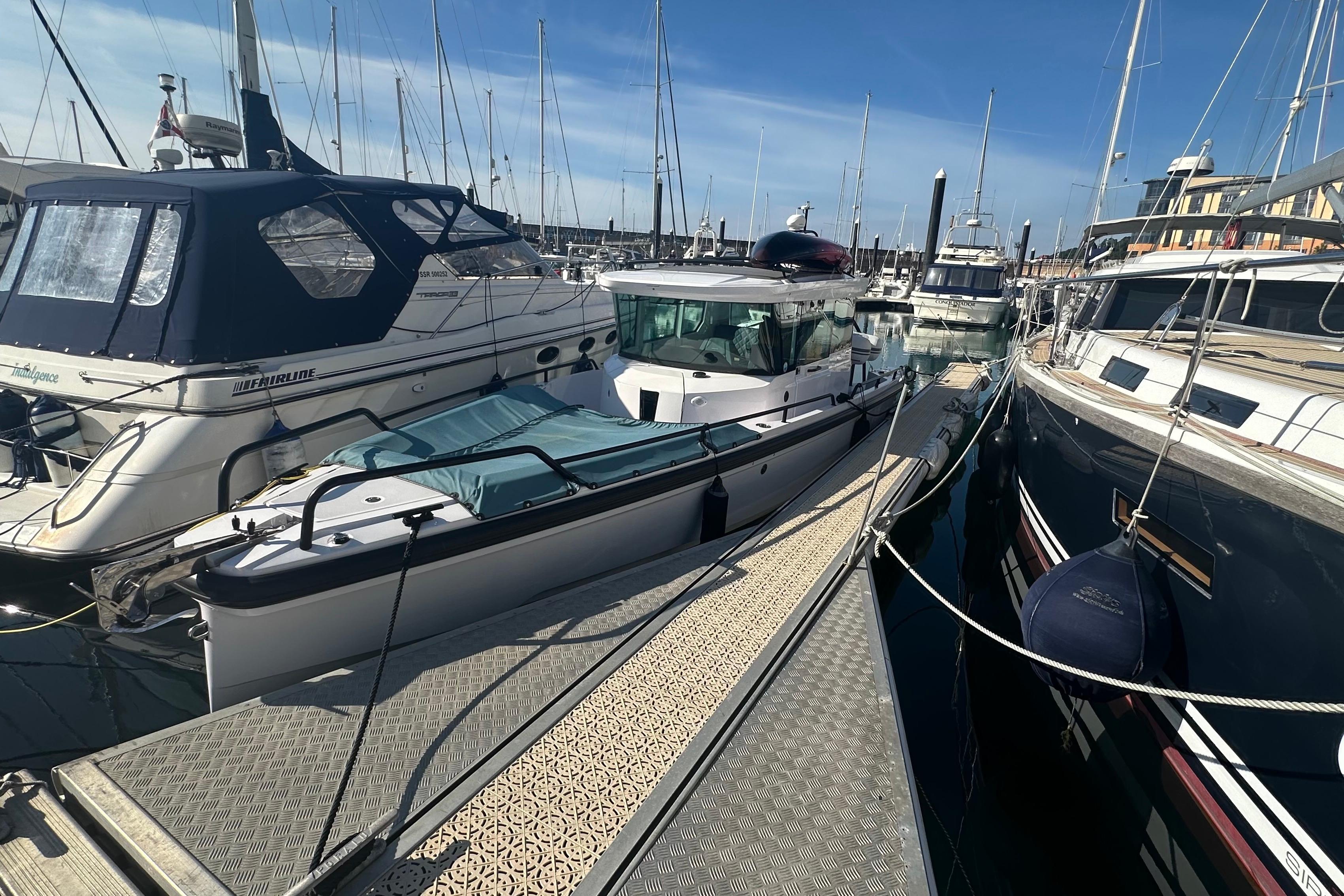 2023 Axopar 28 CABIN