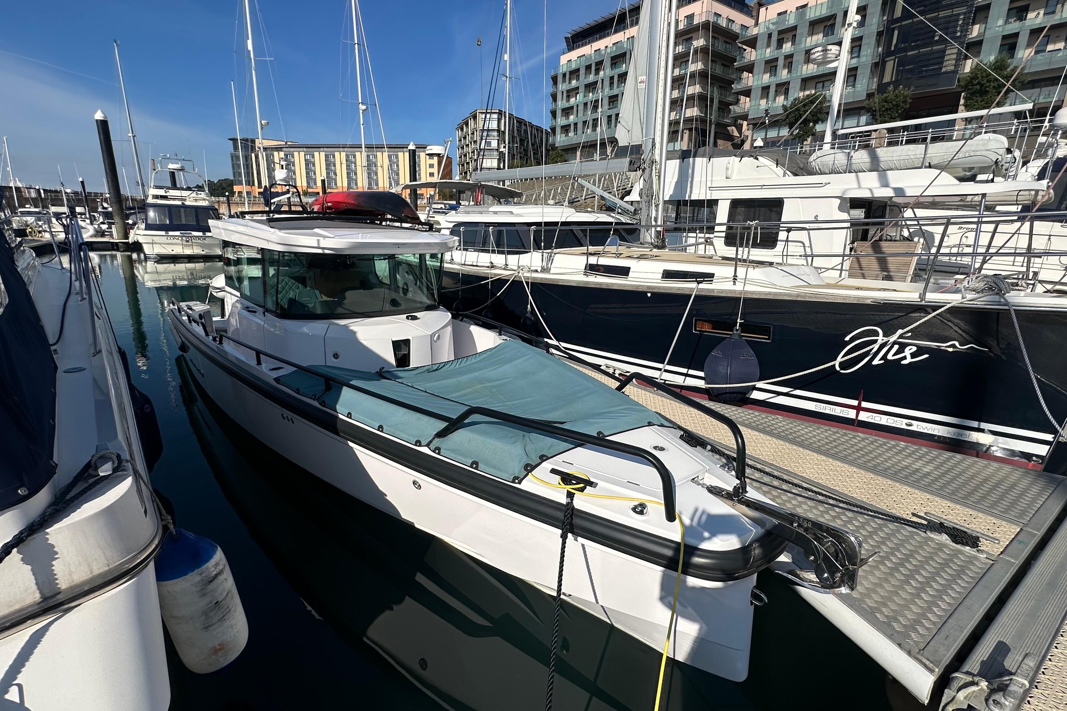 2023 Axopar 28 CABIN