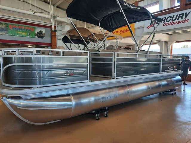 Sun Tracker Fishin' Barge 22 XP3