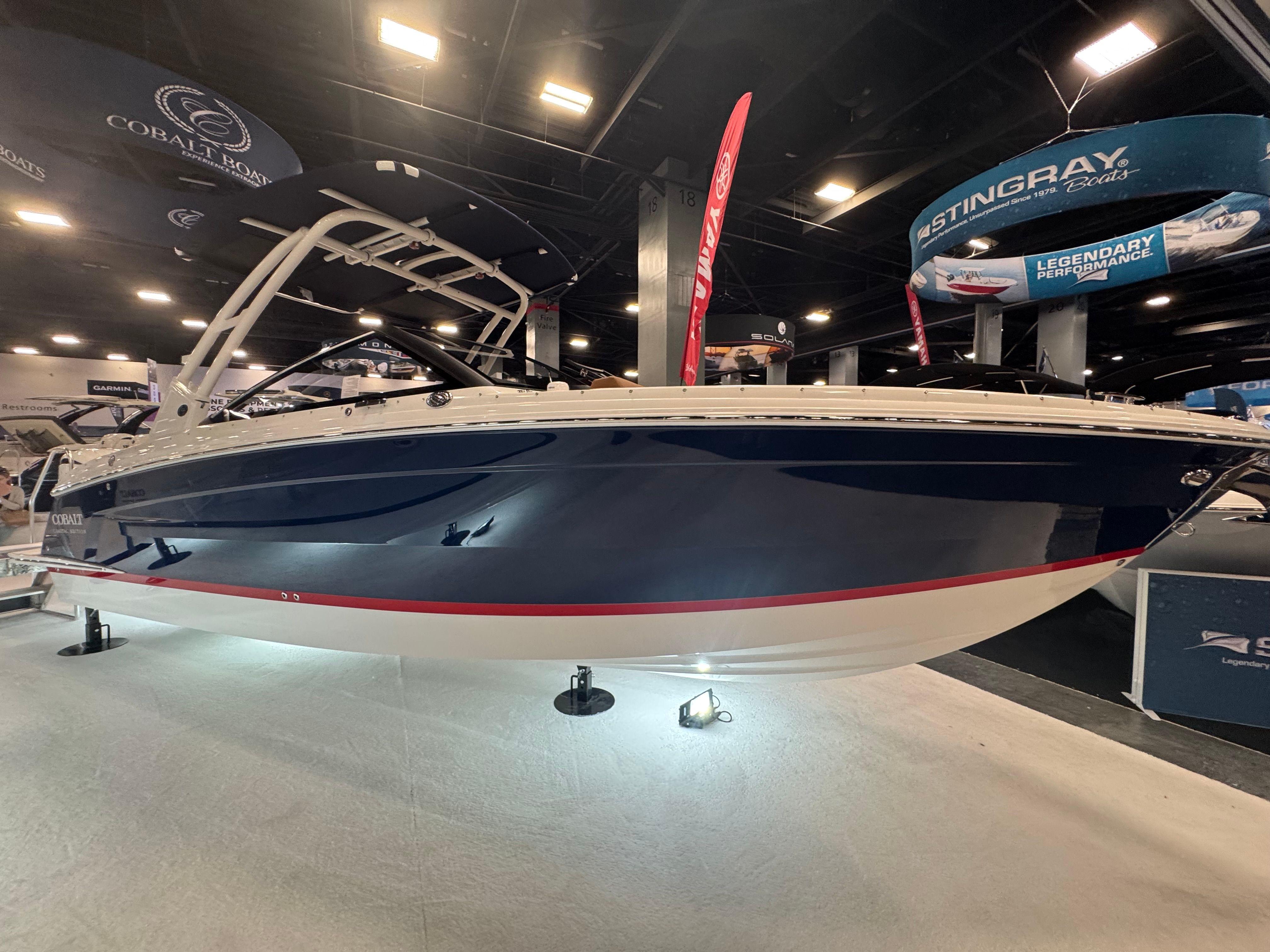 Cobalt R8 Outboard 2025 COBALT R8 OB - Image 1