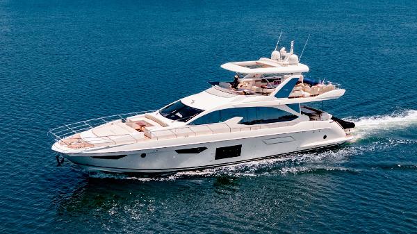 Azimut 72 FLY 2018 Azimut 72 FLY yacht cruising on open water.