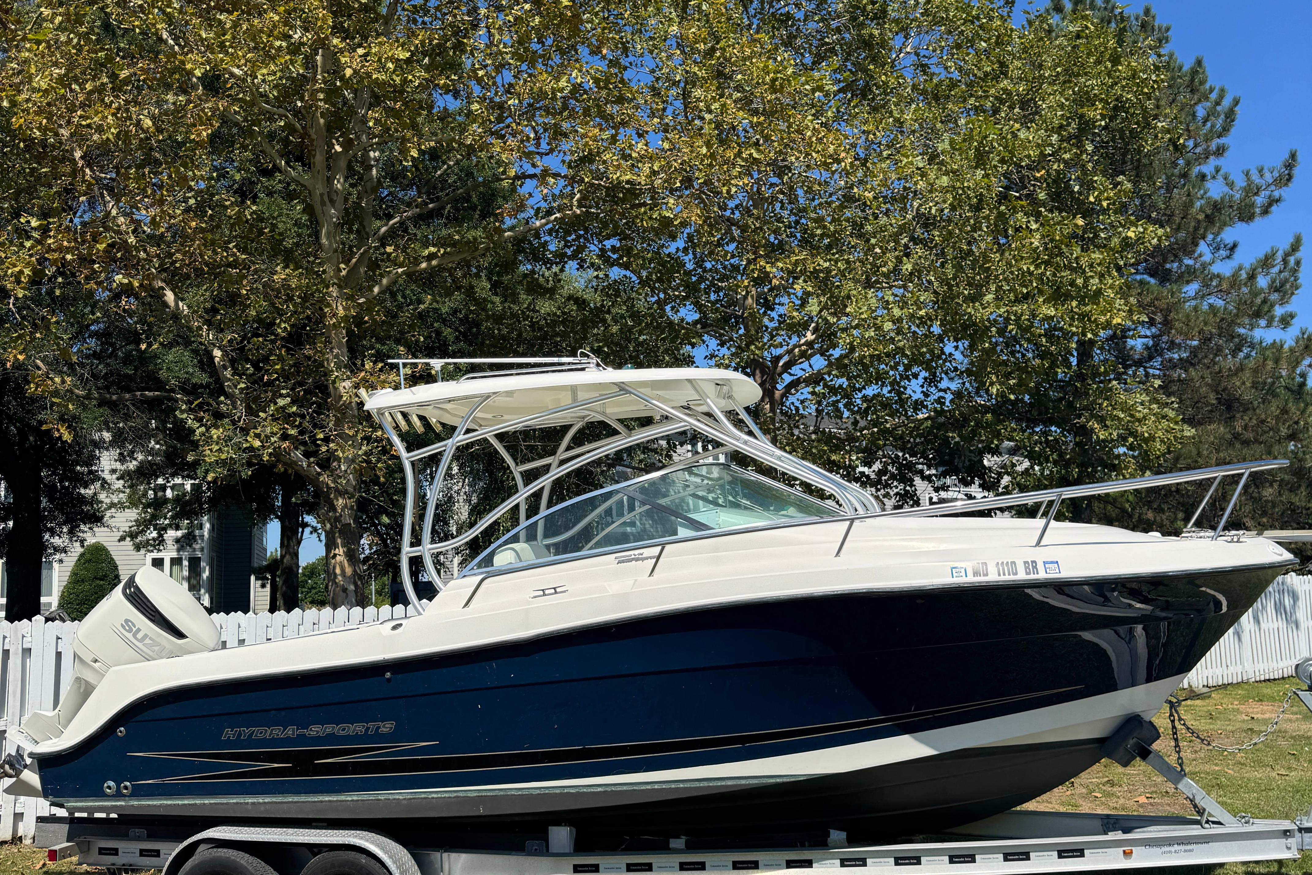 Hydra-Sports Vector 2500 VX 2005 Hydra-Sports Vector 2500 VX boat on trailer, parked outdoors.