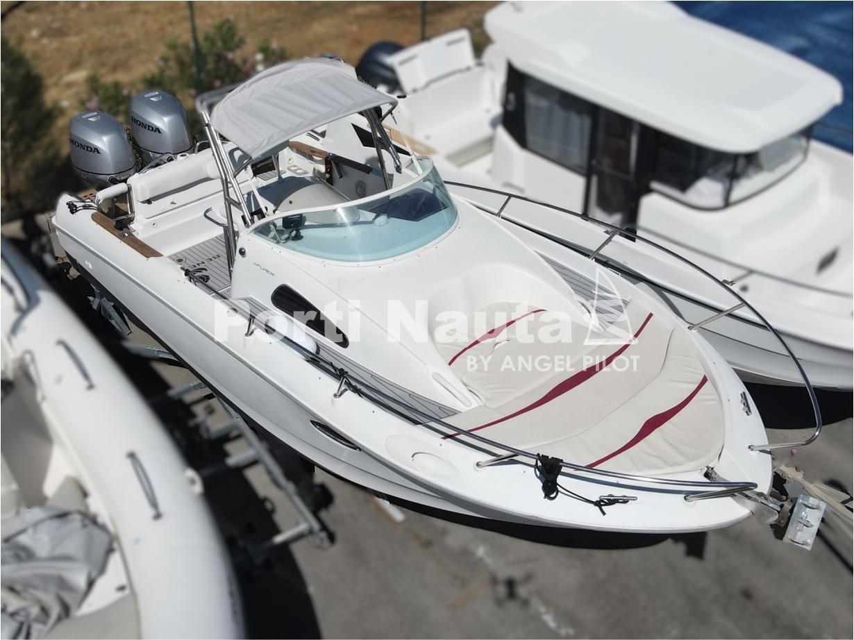 Beneteau Flyer 750 WA 2006 Beneteau Flyer 750 WA boat with twin Honda engines, docked at a marina.